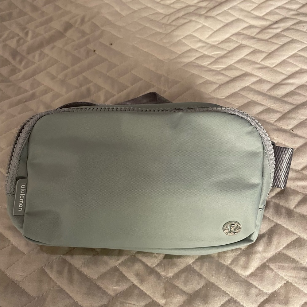 Lululemom everyday bag silver